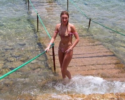 Худенькая красотка изменяет супругу во время отпуска