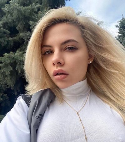 Молодая страстная красотка в эротическом настроении