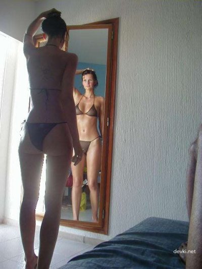 Сосет член своему парню, доставляя удовольствие