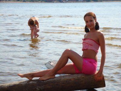 Красотка демонстрирует свои обнаженные прелести