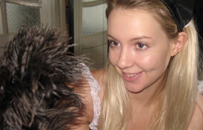 Соблазнительная горничная Анна наслаждается своими пальчиками