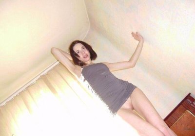 Интимные снимки стройной брюнетки без одежды в домашней обстановке
