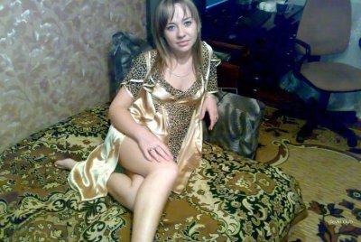 Влажная красотка без трусиков в ванной в кадре