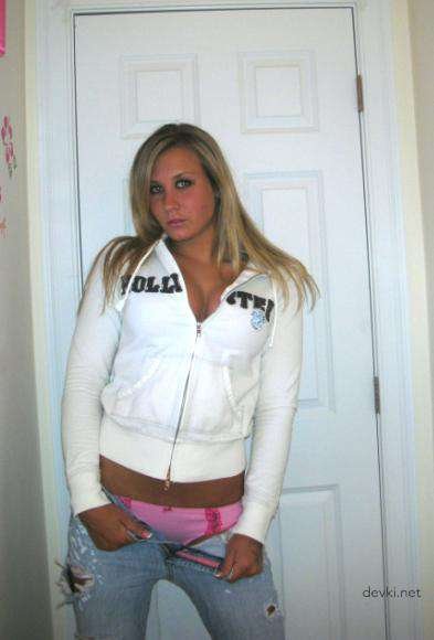 Очаровательная белокурая без трусиков