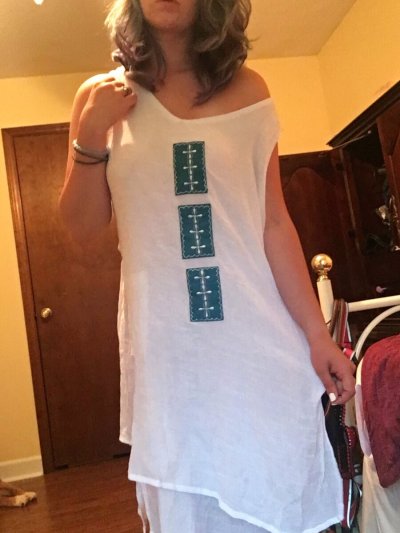 Раздевается и демонстрирует свои прелести