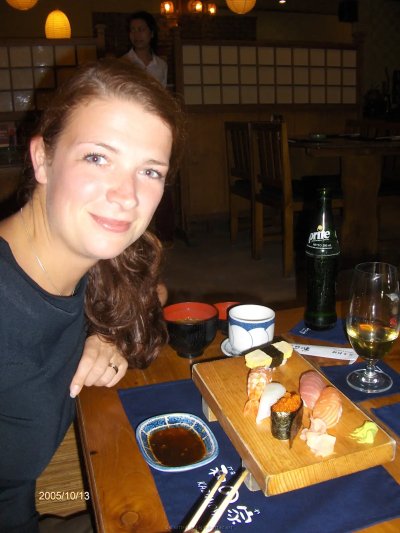 После обеда жена развлекается и показывает свои прелести