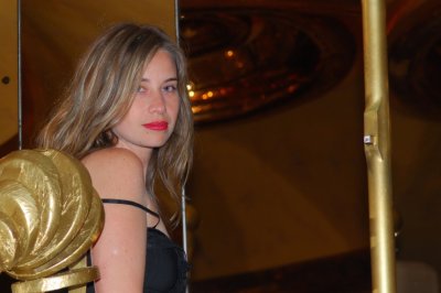 Опытная мамочка раздвигает ножки и демонстрирует свою киску