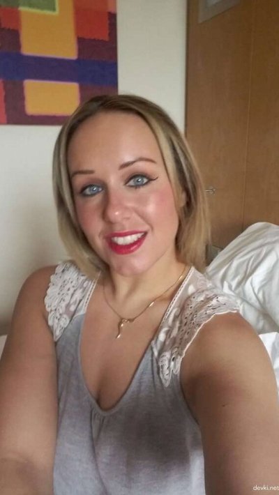 Привлекательная мамочка фотографирует себя для порносайта