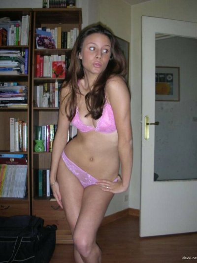Сексуальные снимки горячей красавицы в откровенных позах