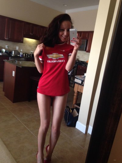 Горячая темноволосая красотка раздевается до гола