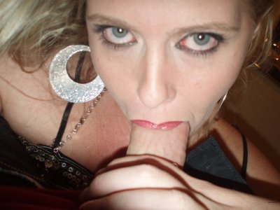 Блондинка ласкает мошонку и отсасывает пенис