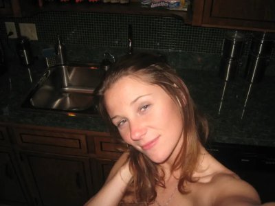 Молодая мамочка наслаждается оральным и вагинальным сексом