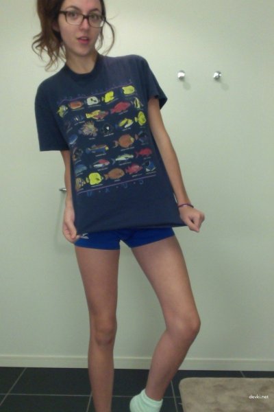 Обнаженная с татуировкой и в оправе