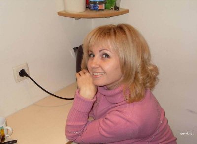 Взрослая дама снимает всю одежду