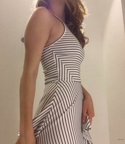 Девушка без трусиков развела ноги и подняла юбку