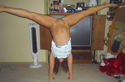 Обнаженная акробатка в захватывающих позах: искусство и страсть!