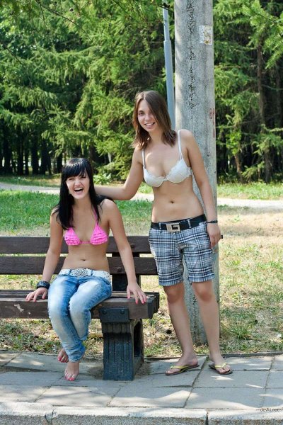 Обнаженные подруги наслаждаются отдыхом в парке: горячие моменты!