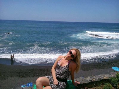 Хочешь посмотреть, как дама демонстрирует свои откровенные снимки?