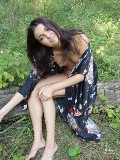 Подруга сфоткала мои сиськи в лесу — селфи на природе