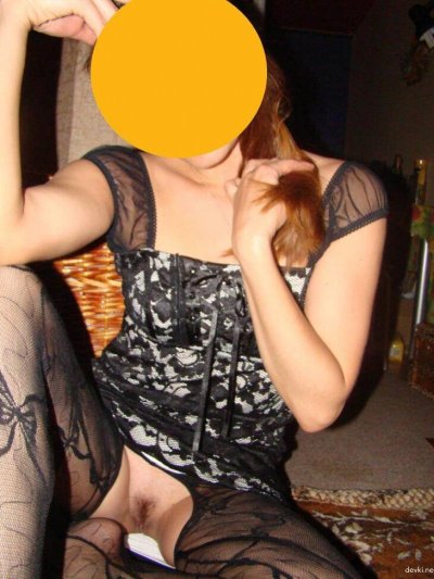 Девушка в чулках демонстрирует интимные места