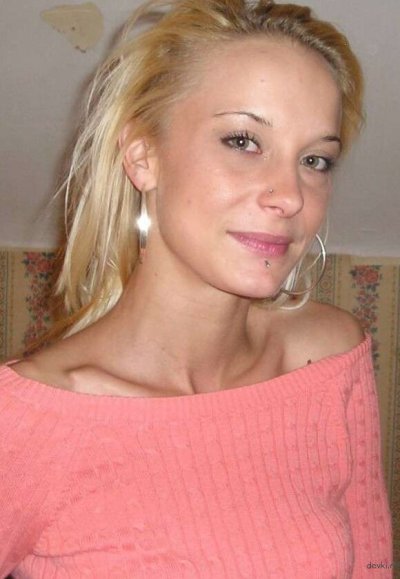 Мини-сисястая красотка отсасывает большой хер