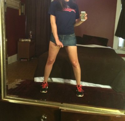 Девушка в мини без нижнего белья