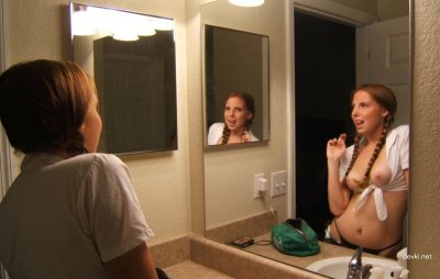 Молодая крошка в развратных костюмах