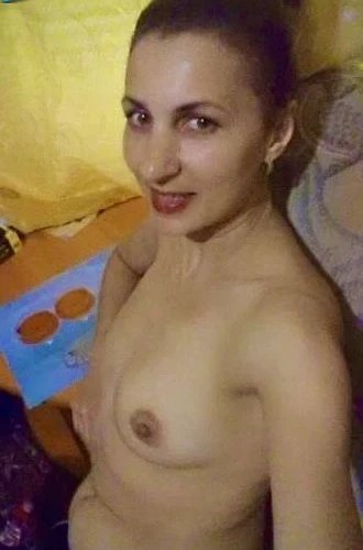 Сексапильная шатенка взрослого возраста в чулках