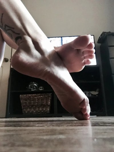 Сексапильная шатенка наслаждается раздеванием перед объективом