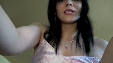 Наслаждайся, лаская мою сочную киску! Страстная брюнетка жаждет нежного кунилингуса