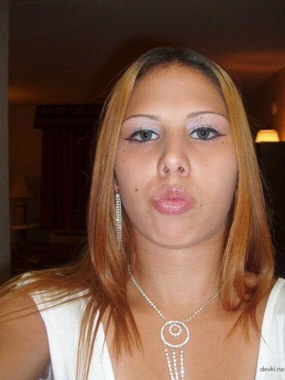 Молодая девушка показывает свою киску перед камерой