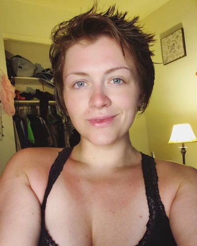 Сексапильная леди показывает свои аппетитные формы на камеру!