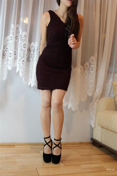 Горячая шалунья разделась и начала танцевать перед камерой