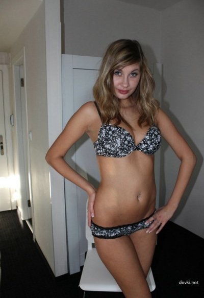 Сексуальная красотка с гладко выбритой киской