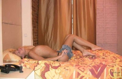 Соблазнительная красотка показывает свои прелести и играет с нежной частью тела