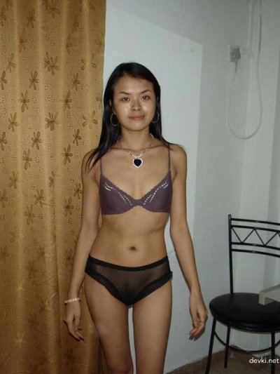 Сексапильная темноволосая дамочка с пышной грудью