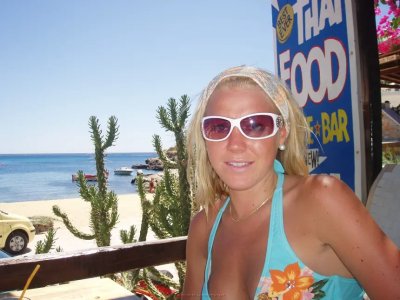 Блондинка продемонстрировала свои загорелые прелести