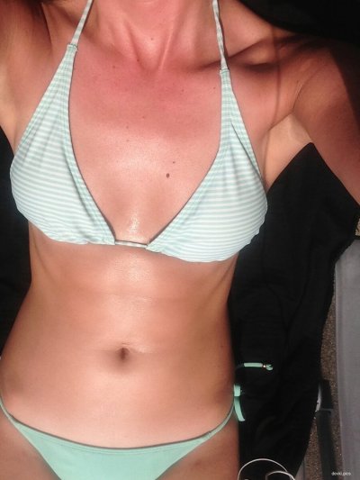 Сексуальная красотка без нижнего белья