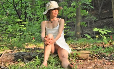 Знойная мамочка без трусиков показывает свои прелести на свежем воздухе