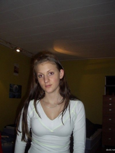 Красотка обрабатывает член у парня