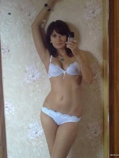 Темноволосая красотка делает селфи