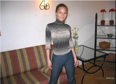 Горячая красотка на диванчике: соблазнительные позы для взрослых