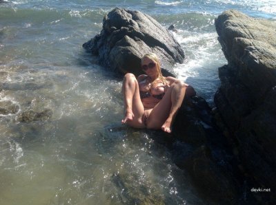 Развратная красотка без трусиков на пляже