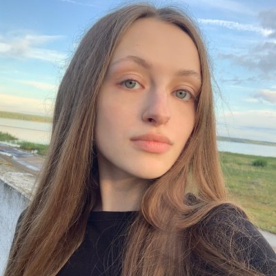 Молоденькая красотка демонстрирует свои прелести