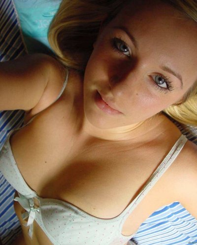 Соблазнительные изгибы привлекательной красотки