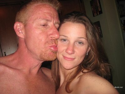 Молодая пара снимает анальный секс на кухне и делится любительскими фотографиями