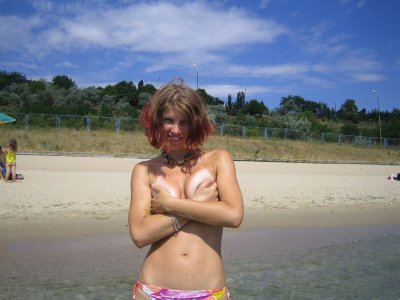 Любит показывать свои прелести на морском берегу