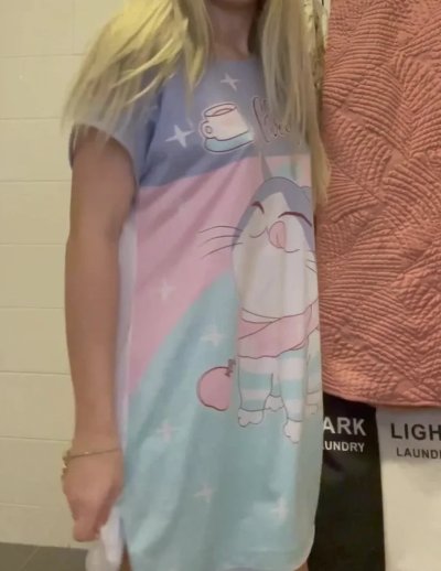 Юная блондиночка показывает свои прелести