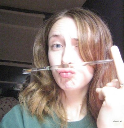 Девушка в полосатых чулочках удовлетворяет себя