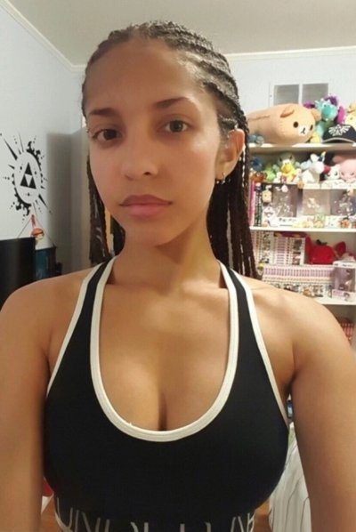 Молодая чернокожая дама с обильной грудью